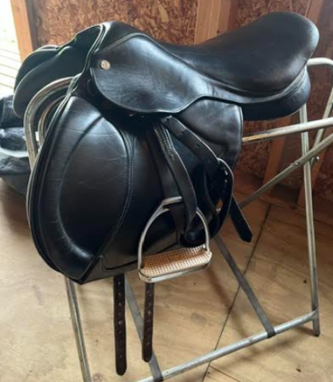 Picture of M. Toulouse Premia Jump Saddle, NEW LISTING!